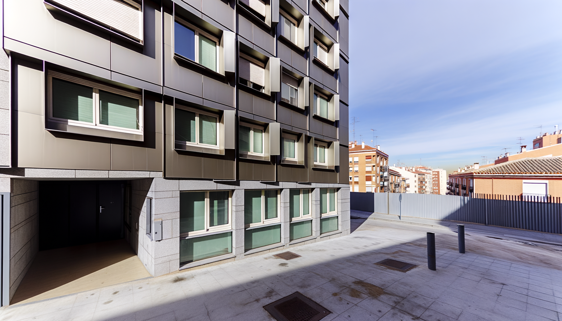 Typical cases in Madrid: homeowners’ associations, renovation work, and the mistake of mixing thermal-break profiles with loose hardware