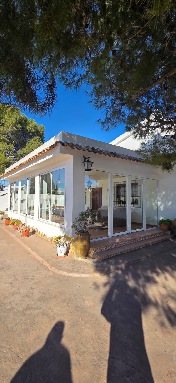 Cerramiento de Aluminio y Cristal en Vivienda en Aspe | Ampliación de Espacios con Luz Natural