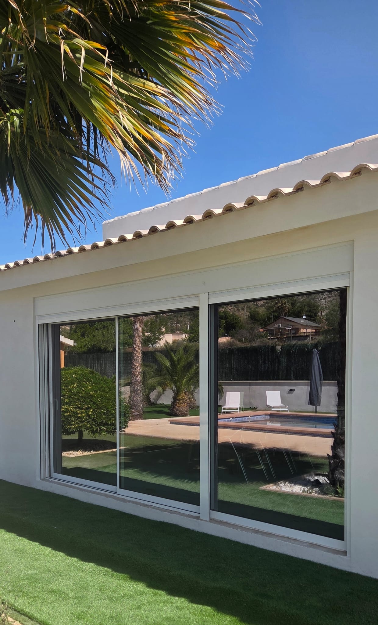 Corredera de aluminio de 4 metros para chalet en Aspe, Hondón y Santa Pola